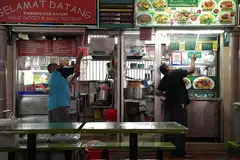 PERTINGKAT USAHA PEMBERSIHAN: Penjaja di pusat penjaja Adam Road telah mempertingkatkan usaha mereka untuk membersihkan gerai dan pusat makan itu demi memastikan kebersihan dan mendapatkan kepercayaan pelanggan susulan penularan Covid-19. - Foto BH oleh KUA CHEE SIONG
