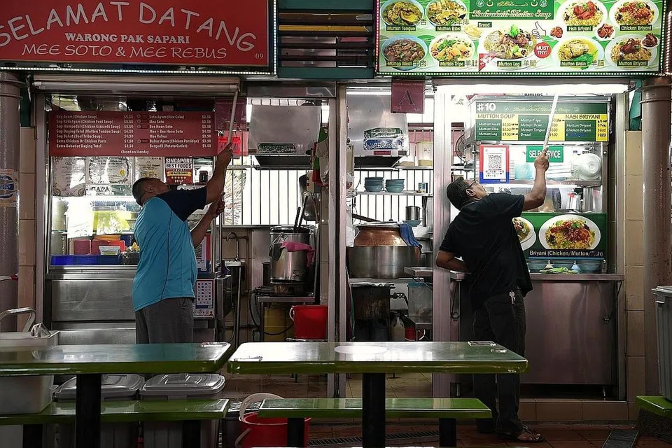 PERTINGKAT USAHA PEMBERSIHAN: Penjaja di pusat penjaja Adam Road telah mempertingkatkan usaha mereka untuk membersihkan gerai dan pusat makan itu demi memastikan kebersihan dan mendapatkan kepercayaan pelanggan susulan penularan Covid-19. - Foto BH oleh KUA CHEE SIONG