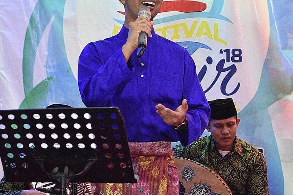 BIDUAN SYAIR: Afi Hanafi (gambar atas) menyertai Festival Syair Internasional 2018 di Tanjung Pinang, Indonesia, dan beliau diangkat sebagai 'Biduan Syair'. - Foto ihsan AFI HANAFI