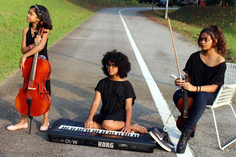 PERSEMBAHAN MUZIK: Tiga beradik, (dari kiri) Heema Izzati Zainudin (Heema), Maya Raisha (Maya) dan Nur Shaheen (Sha), akan menyanyi dan memainkan pelbagai alat muzik bagi satu persembahan malam ini, 7.15 malam dan 8.15 malam, di Esplanade Concourse sempena sambutan Hari Ibu. - Foto THE ESPLANADE