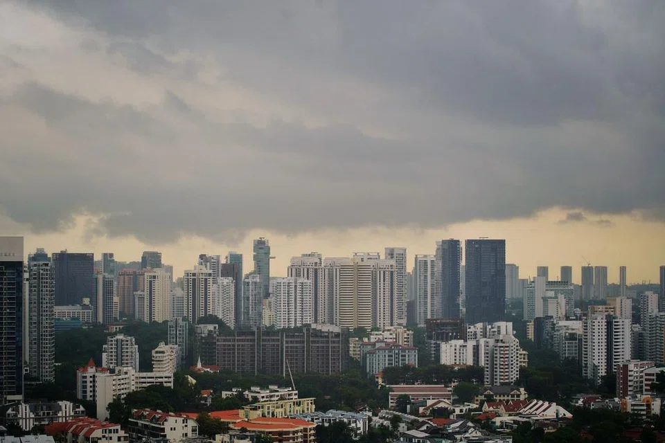 Hujan dijangka melanda beberapa kawasan di serata pulau pada waktu tengah hari namun boleh berterusan hingga waktu malam. - 