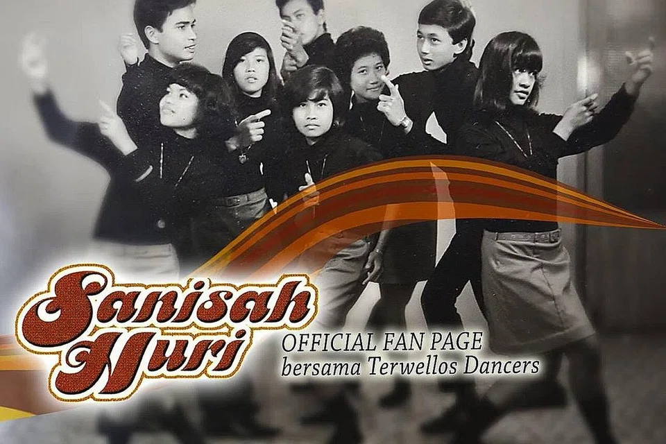 BERMULA SEBAGAI PENARI: Sanisah Huri (tengah) minat menari dan menganggotai kumpulan penari The Terwellos sebelum bergelar penyanyi popular. - FOTO SANISAH HURI FAN PAGE