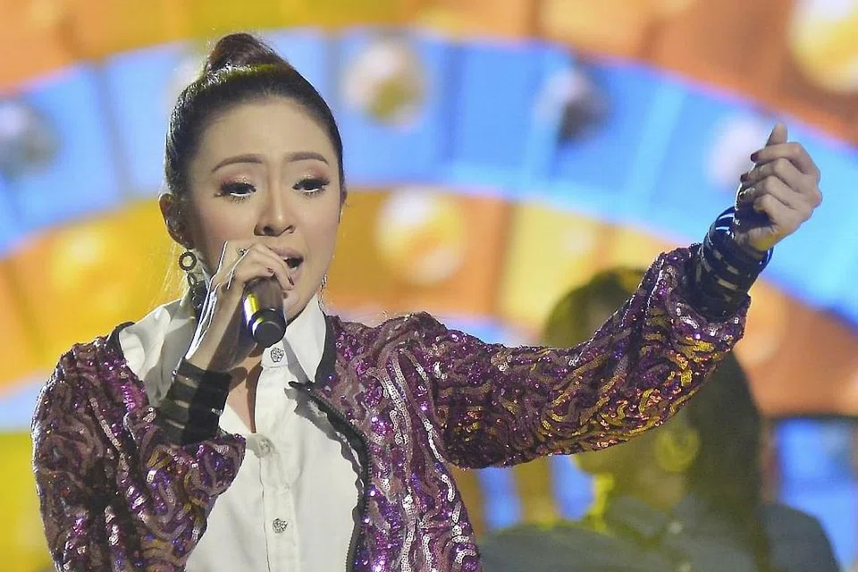 RAMAI SANGKA GIMIK: Apabila Baby Shima rebah di pentas selepas persembahannya di pentas peraduan realiti Big Stage, ramai yang mulanya menyangka ia hanya gimik. Ternyata, ia adalah kesan daripada dirinya terlalu penat berulang-alik dari Jakarta ke Kuala Lumpur.