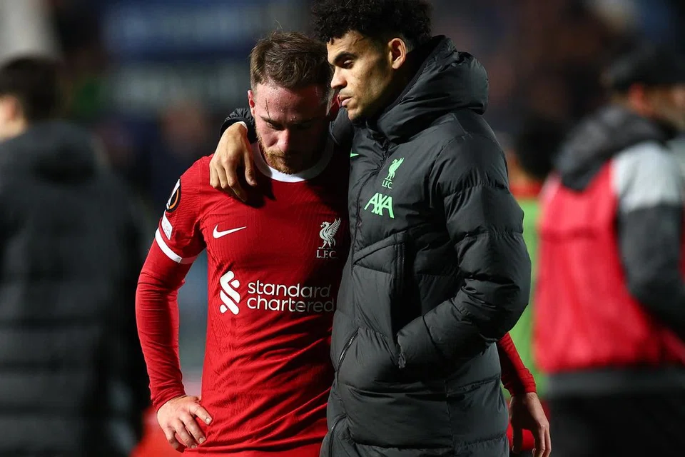 Pemain Liverpool, Alexis Mac Allister (kiri) dan Luis Diaz, hanya mampu menundukkan kepala tanda kecewa selepas mereka tersingkir daripada Liga Europa setelah ditewaskan Atalanta 1-3 secara agregat pada 19 April.