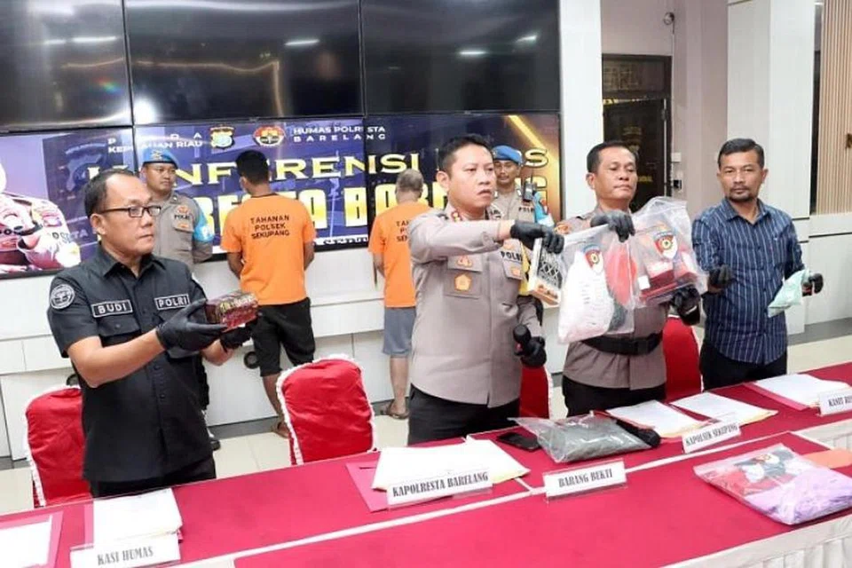 Polis Batam dengan barang-barang yang dirampas dari warga Singapura yang berumur 50 tahun yang telah diberkas atas dakwaan kesalahan memperkosa anak tiri di Batam.