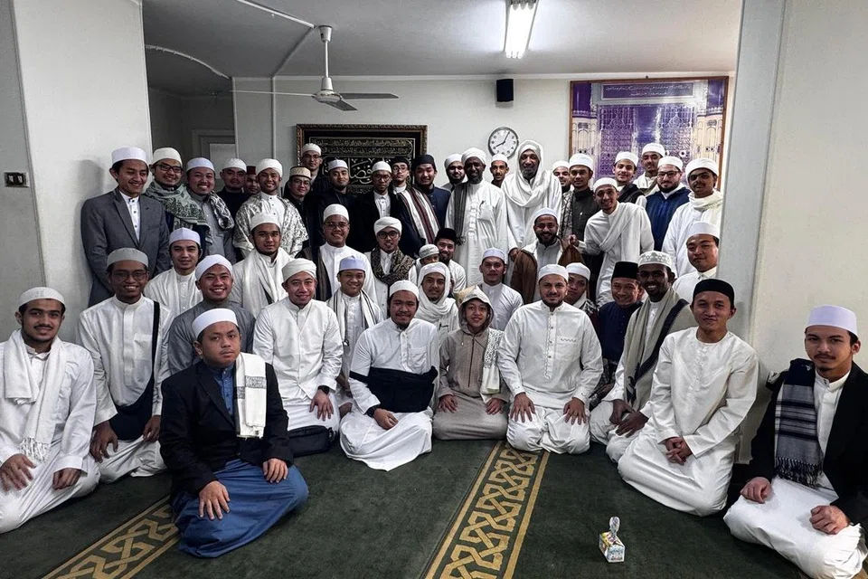 Beberapa pelajar Asean termasuk Singapura semasa di Majlis ‘Awwadh di Sahah Yamaniyah bersama al-Habib Ahmad Bin Abdurrahman al-Maqdi dan al-Shaykh Abdul Karim Basharahil pada 20 Mac. 