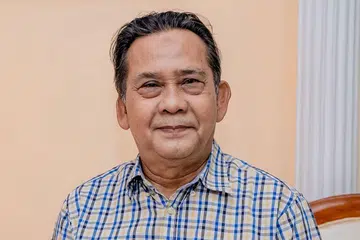 TIDAK TAHAN PANAS: Encik Sharip Kasmani dan isteri kini menjangka bil elektrik akan meningkat kerana kerap gunakan alat hawa dingin. - Foto BM oleh NUR DIYANA TAHA