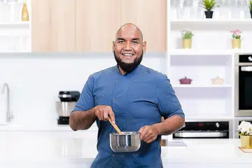 MANFAATKAN DUGAAN: Penutupan restorannya, Sedap Corner, sekitar tujuh tahun lalu antara cabaran terbesar bagi Cef Bob, namun, beliau menjadikannya dan cabaran lain yang ditempuhi, asas relevan untuk bangkit semula. - Foto BM oleh HASIF AZMI