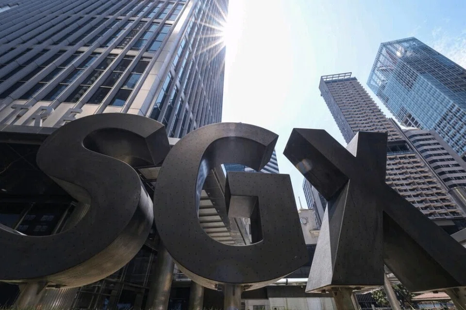 Dua indeks baru, iEdge Singapore Next 50 Index dan iEdge Singapore Next 50 Liquidity Weighted Index, adalah sebahagian daripada rancangan lebih besar Bursa Singapura (SGX) untuk meningkatkan permintaan dan minat pelabur, serta memperbaiki kecairan pasaran.