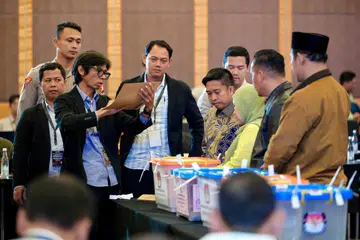 Para wakil daripada pelbagai parti bagi calon presiden dan perundangan menyaksikan pengiraan keputusan undi peringkat wilayah oleh Suruhanjaya Pilihan Raya Umum (KPU) di Jakarta pada 7 Mac.
