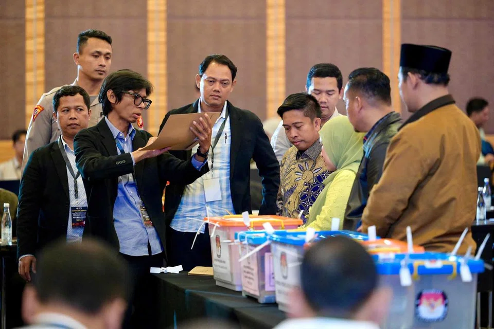 Para wakil daripada pelbagai parti bagi calon presiden dan perundangan menyaksikan pengiraan keputusan undi peringkat wilayah oleh Suruhanjaya Pilihan Raya Umum (KPU) di Jakarta pada 7 Mac.