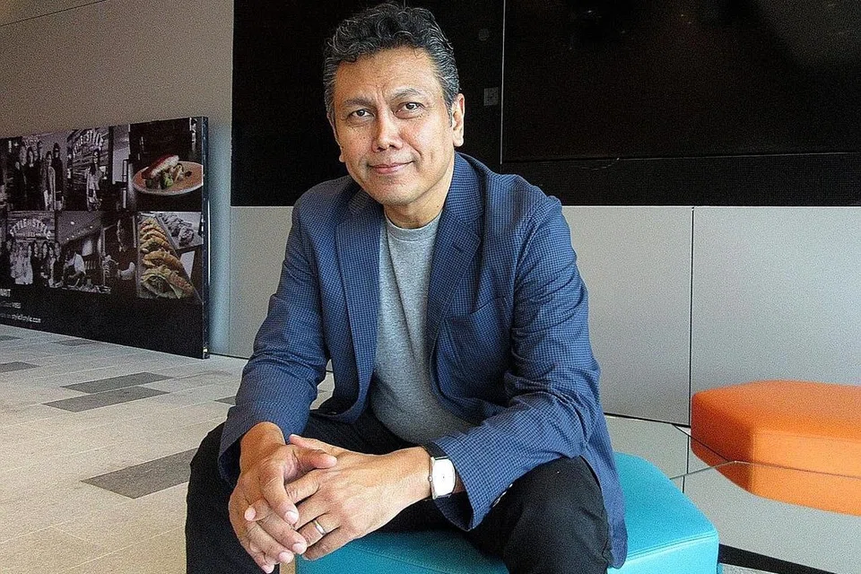 TUA BERPENGALAMAN, MUDA BERANI: Encik Umar berkata beliau banyak belajar daripada golongan muda yang lebih berani mengambil risiko membuka syarikat teknologi baru. - Foto NORHAIZA HASHIM