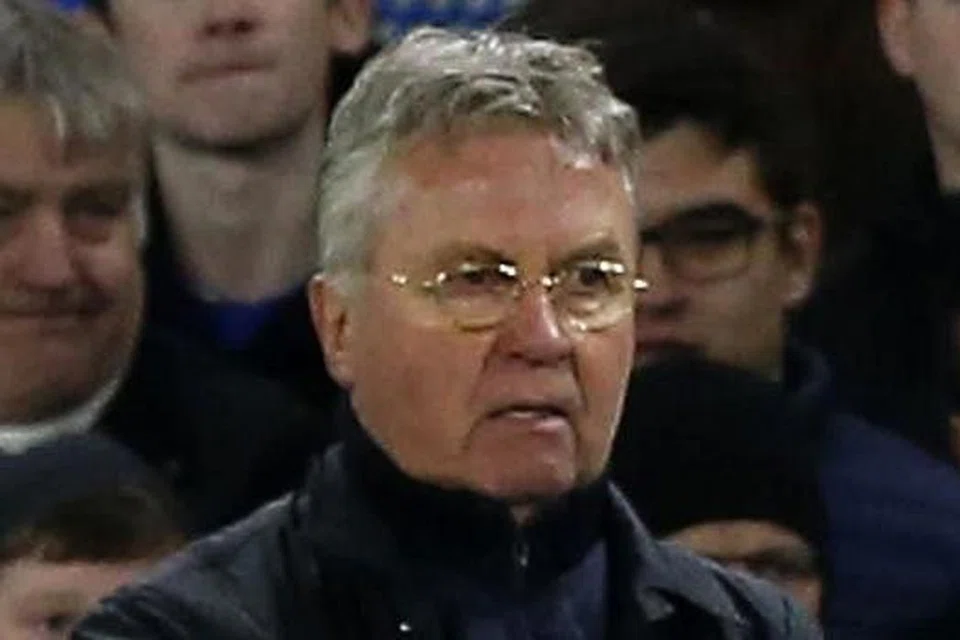 MASIH BERHARAP: Guus Hiddink masih menaruh harapan dapat memimpin Chelsea (kanan) ke tangga keempat liga demi melayakkan diri ke Liga Juara-Juara.- Foto-foto AFP, REUTERS