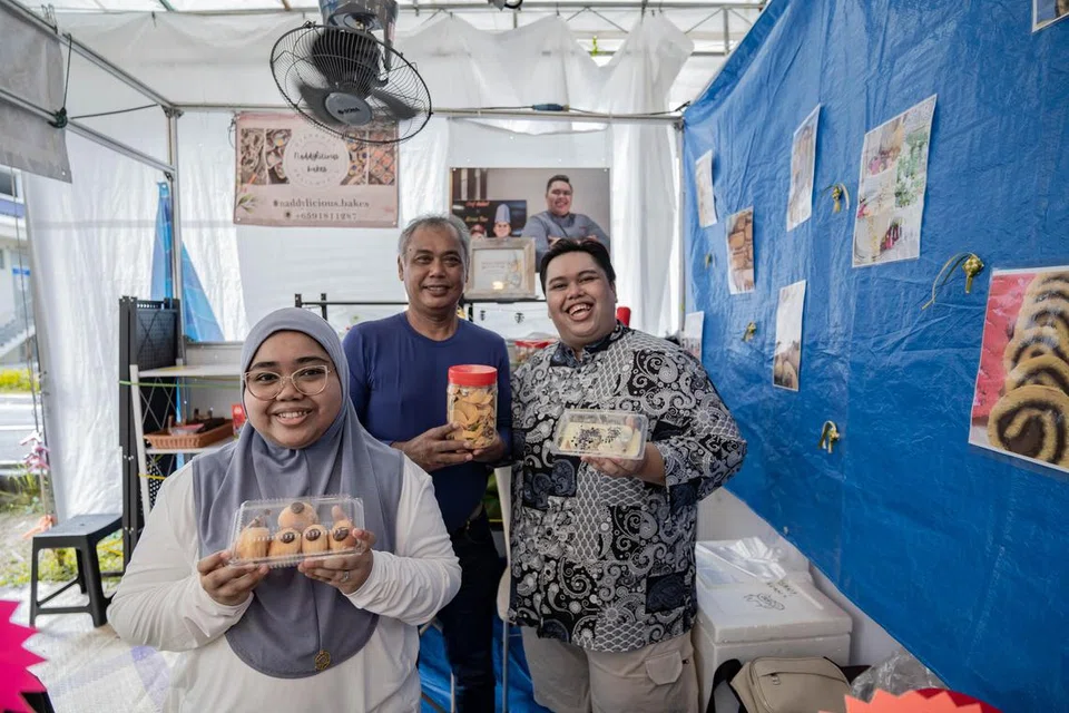 Doa dan bantuan bapanya, Encik Ismail Ali (tengah) dan adiknya, Cik Herny Astria (kiri), menguatkan semangat Cef Haikel Ismail bagi meneruskan perniagaan kulinarinya.