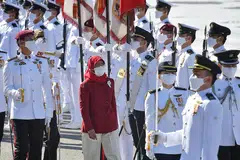 HARAP PAPAR KETABAHAN S'PURA: Presiden Halimah Yacob memeriksa perbarisan di istiadat perbarisan Hari Kebangsaan pagi semalam bagi sambutan ulang tahun ke-56 Singapura. - Foto BH oleh CHONG JUN LIANG