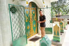 BERKHIDMAT DI MAKAM: Encik Ihsan turut menjaga makam keluarga Habib Nuh yang diabadikan dalam Makam Kesultanan Palembang di Kawah Tekurep. - Foto BH oleh SAINI SALLEH
