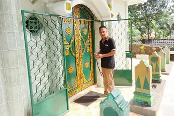 BERKHIDMAT DI MAKAM: Encik Ihsan turut menjaga makam keluarga Habib Nuh yang diabadikan dalam Makam Kesultanan Palembang di Kawah Tekurep. - Foto BH oleh SAINI SALLEH