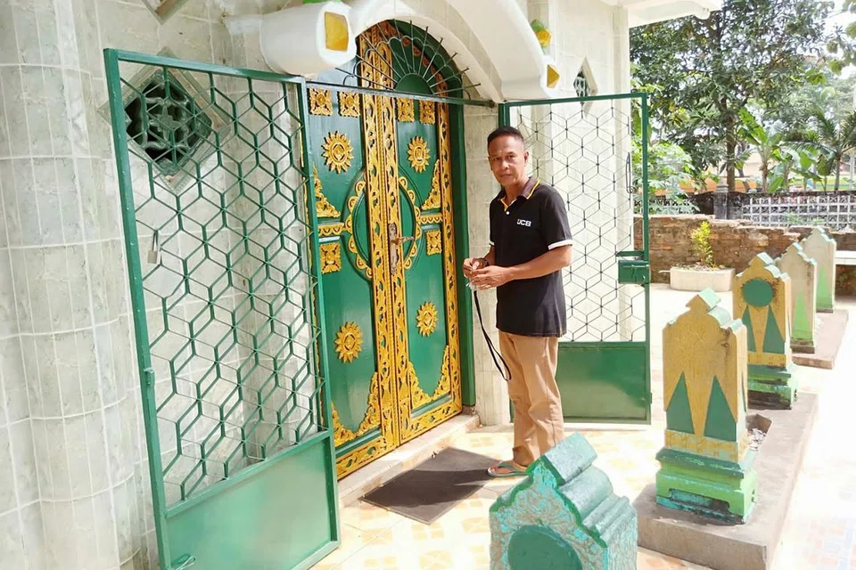 BERKHIDMAT DI MAKAM: Encik Ihsan turut menjaga makam keluarga Habib Nuh yang diabadikan dalam Makam Kesultanan Palembang di Kawah Tekurep. - Foto BH oleh SAINI SALLEH