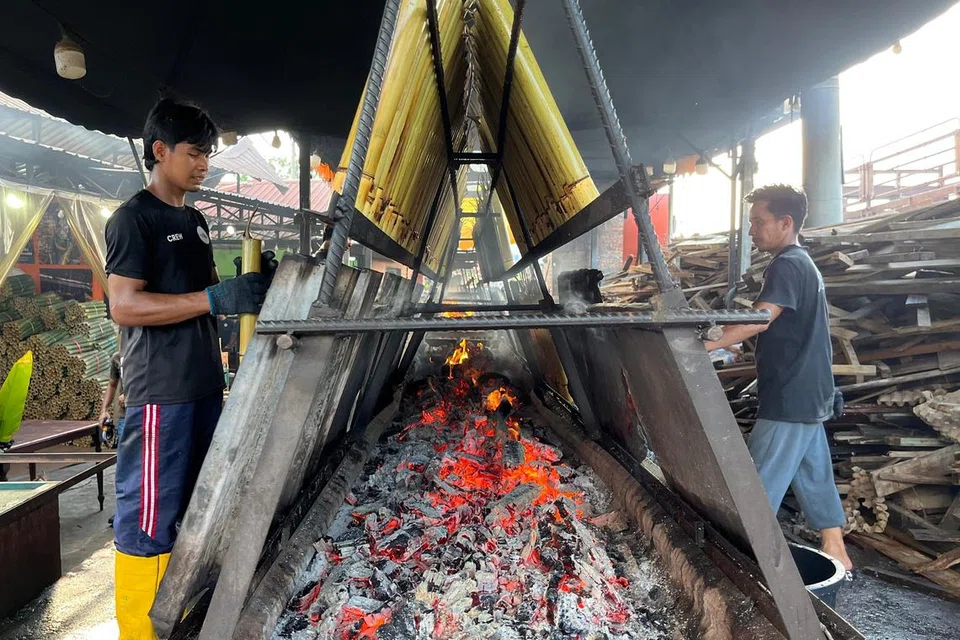 Pekerja lemang daun lerek di Greenwood, Gombak, Selangor, giat membakar ribuan lemang setiap hari bermula 8 pagi hingga 6 petang sepanjang Ramadan. 