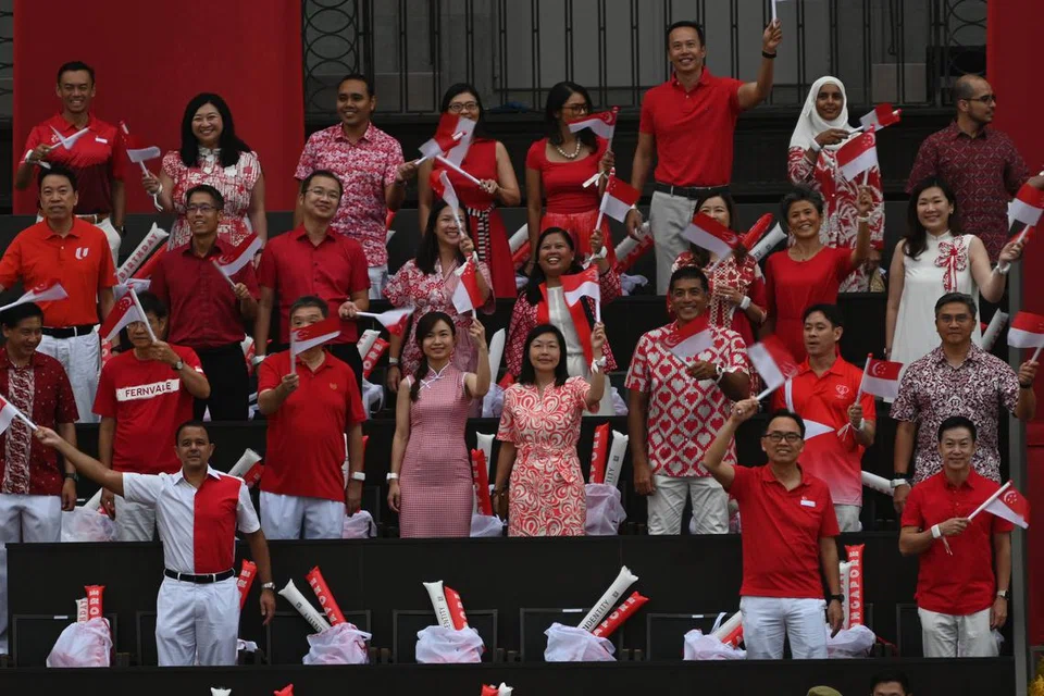 Anggota Parlimen (AP) serta AP Dilantik (NMP) turut hadir memakai busana berwarna merah putih untuk memeriahkan suasana di Padang.