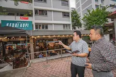 SEMAKIN POPULAR: Cawangan terkini Kedai Kopi milik Tenderfresh Group di Ang Mo Kio Avenue 4 ini adalah yang ketiga dibuka. Encik Chua (kanan) berbincang bersama Encik Christopher Yong (kiri). - Foto-foto BH oleh NUR DIYANA TAHA