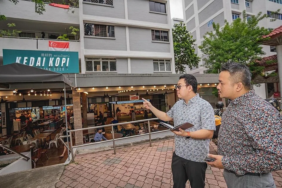 SEMAKIN POPULAR: Cawangan terkini Kedai Kopi milik Tenderfresh Group di Ang Mo Kio Avenue 4 ini adalah yang ketiga dibuka. Encik Chua (kanan) berbincang bersama Encik Christopher Yong (kiri). - Foto-foto BH oleh NUR DIYANA TAHA