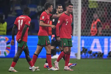 Pemain Portugal, Cristiano Ronaldo (kanan), menunjukkan reaksi selepas gagal sempurnakan sepakan penalti dalam perlawanan menentang Slovenia di Frankfurt. 