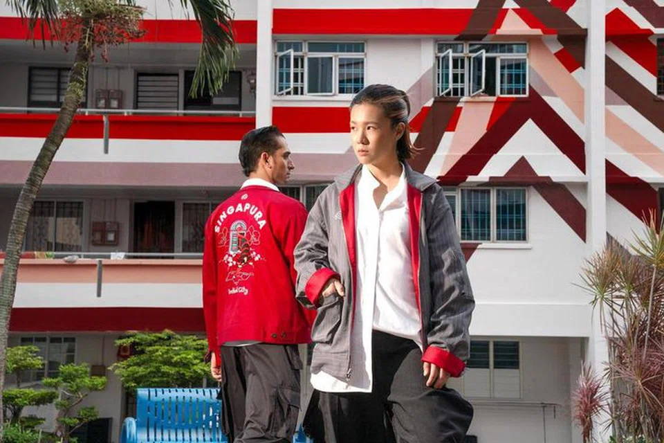 Jaket boleh diterbalikkan atau ‘reversible’ hasil kerjasama, Mr Sabotage x PropertyGuru membawa mesej, ‘Membina Singapura Kita Bersama’, dengan corak kucing kejiranan, peta pulau dan orkid.