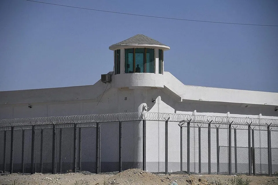 BIMBANG LAYANAN: PBB juga menggariskan kebimbangan akan layanan ke atas mereka yang ditahan dalam tempat yang dipanggil 'Pusat Latihan dan Pendidikan Vokasional' di Xinjiang, China. - Foto AFP 