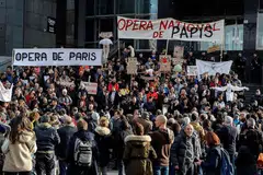 SUARA BANTAHAN: Puluhan ribu warga Perancis berkumpul di Paris menerusi mogok seluruh negara bagi menyuarakan bantahan terhadap rancangan pemerintah mahu merubah sistem persaraan negara itu. - Foto AFP