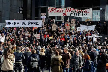 SUARA BANTAHAN: Puluhan ribu warga Perancis berkumpul di Paris menerusi mogok seluruh negara bagi menyuarakan bantahan terhadap rancangan pemerintah mahu merubah sistem persaraan negara itu. - Foto AFP