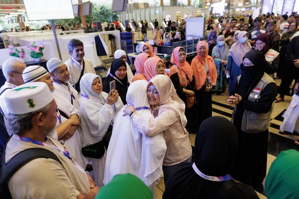 Menteri Negara (Kesihatan merangkap Penerangan dan Pembangunan Digital), Cik Rahayu Mahzam (tengah), juga menghantar rombongan jemaah umrah tersebut.