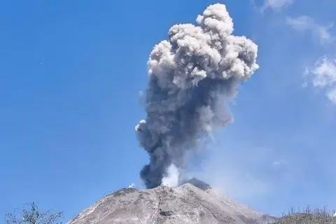 FOTO FAIL: Gunung Lewotobi Laki-Laki meletus seperti yang dilihat dari kampung Boru di Nusa Tenggara Timur pada 22 September 2025.