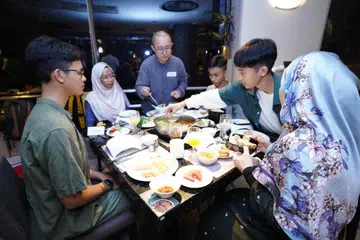 Acara berbuka puasa M-Iftar bertujuan menyediakan ruang bagi masyarakat dan kumpulan agama mendekati benefisiari daripada pelbagai pertubuhan.