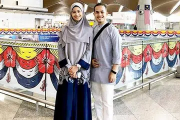 KE MAKKAH: Pelakon Fouziah Gous dan suaminya, Zhafran Yusof. Fouziah yang popular dengan drama Senafas Cinta itu turut meminta agar peminat mendoakan keselamatan mereka sepanjang berada di sana. - Foto KOSMO