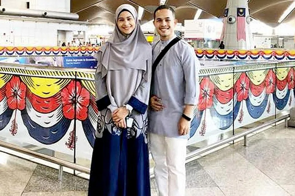 KE MAKKAH: Pelakon Fouziah Gous dan suaminya, Zhafran Yusof. Fouziah yang popular dengan drama Senafas Cinta itu turut meminta agar peminat mendoakan keselamatan mereka sepanjang berada di sana. - Foto KOSMO