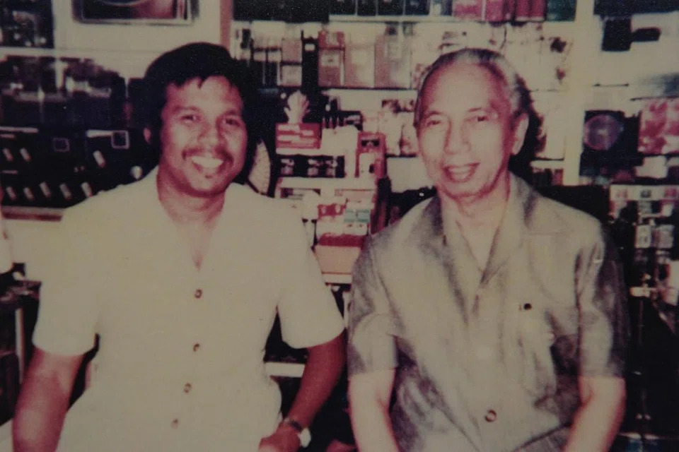 GAMBAR BERSAMA ORANG BESAR ASEAN: Encik Abdul Hamid (kiri) bersama pengasas Asean dan mantan Naib Presiden Indonesia, Allahyarham Adam Malik, di pejabat Encik Abdul Hamid di Bangunan Yen Sang pada 1981. - Foto ihsan ENCIK ABDUL HAMID SULAIMAN