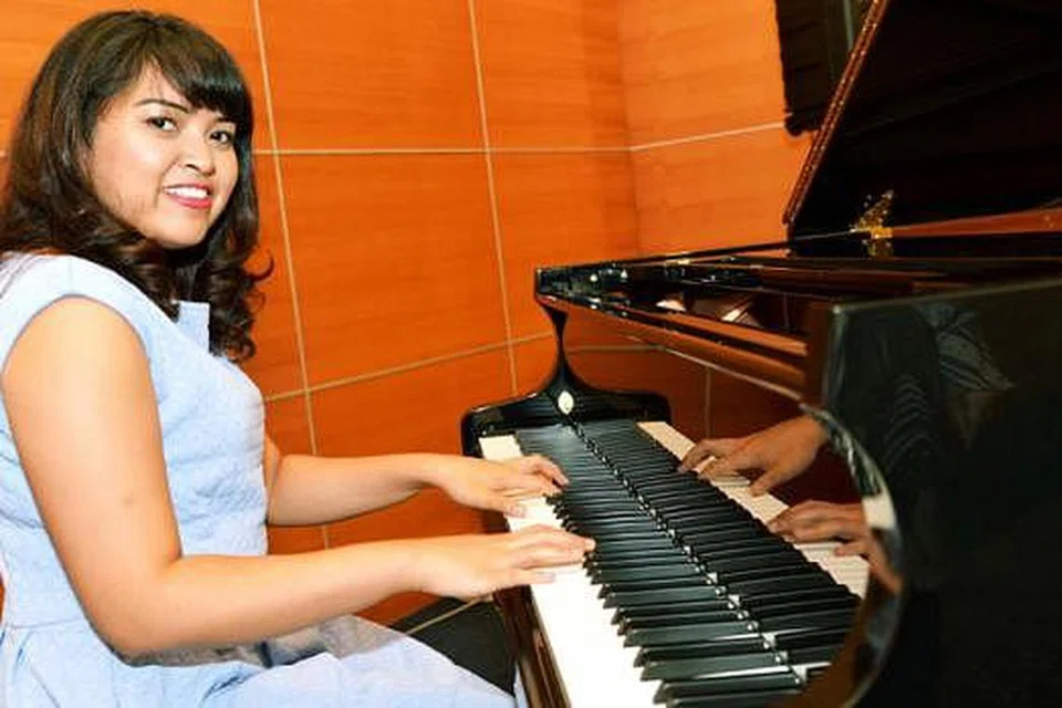 TERUJA DENGAN SETIAP PELUANG: Cik Nabillah Jalal bersemangat, tetapi pada masa yang sama, gementar membuat persembahan klasikal sulung, Mozart's Piano Concerto No.12, dalam acara amal Orkestra Yayasan Pemuzik Muda. - Foto KHALID BABA