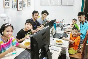 LEBIH YAKIN, LEBIH BERSEDIA: Para ibu bapa yang memuat naik gambar mereka di media sosial berkata pembelajaran di rumah kali ini lebih teratur dan lancar. - Foto-foto INSTAGRAM TAHIRAH.MOHAMED, FACEBOOK SHARIFAH SHIKIN SULTANUL