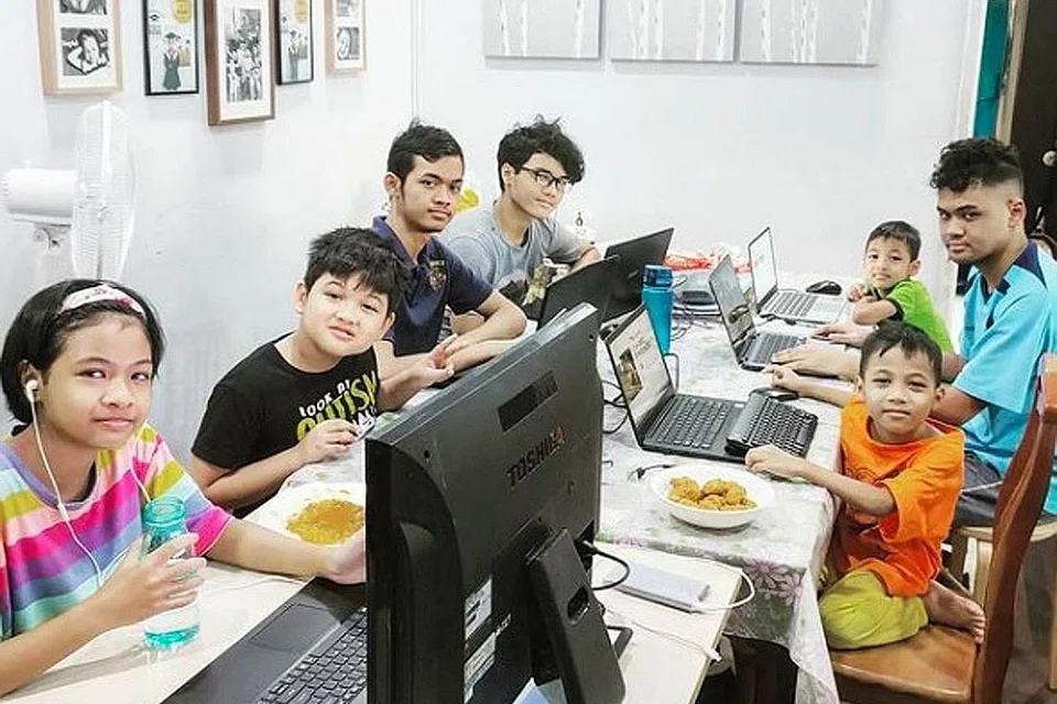 LEBIH YAKIN, LEBIH BERSEDIA: Para ibu bapa yang memuat naik gambar mereka di media sosial berkata pembelajaran di rumah kali ini lebih teratur dan lancar. - Foto-foto INSTAGRAM TAHIRAH.MOHAMED, FACEBOOK SHARIFAH SHIKIN SULTANUL