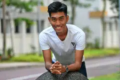 RAIH KEMAHIRAN: Encik Muhamad Danial Benyamin dan rakan-rakan di bawah Program Permulaan Kerjaya mempelajari pelbagai kemahiran termasuk penulisan resume, malah panduan berhias diri untuk sesi temuduga dengan majikan. - Foto BH oleh KHALID BABA