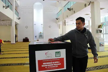HULUR BANTUAN KEMANUSIAAN: Yayasan Rahmatan Lil Alamin (RLAF) dan masjid setempat pada Disember lalu telah menganjurkan usaha mengumpul dana untuk menghulurkan bantuan kemanusiaan kepada masyarakat yang terjejas di Banda Aceh, Sumatera, Indonesia, menyusuli gempa bumi; dan Rakhine, Myanmar, yang dilanda keganasan. - Foto MUIS