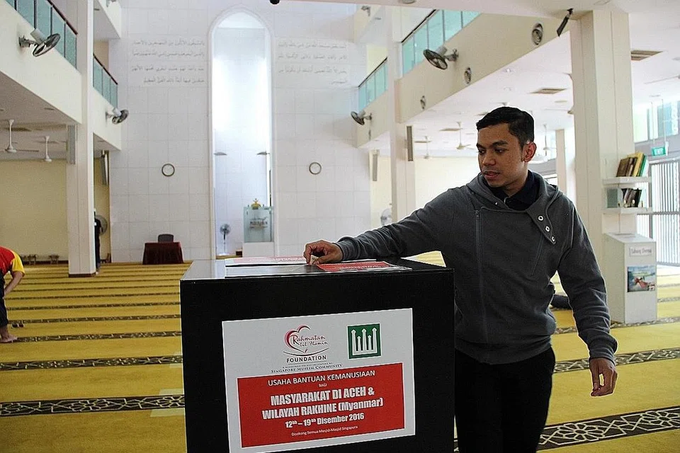 HULUR BANTUAN KEMANUSIAAN: Yayasan Rahmatan Lil Alamin (RLAF) dan masjid setempat pada Disember lalu telah menganjurkan usaha mengumpul dana untuk menghulurkan bantuan kemanusiaan kepada masyarakat yang terjejas di Banda Aceh, Sumatera, Indonesia, menyusuli gempa bumi; dan Rakhine, Myanmar, yang dilanda keganasan. - Foto MUIS