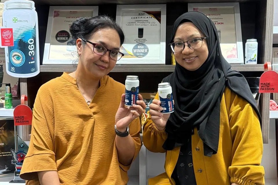 Penolong Naib Presiden (AVP), Jabatan Pemasaran, Herbal Pharm, Cik Diana Khalid (kiri), dan AVP, Jabatan Jualan, Herbal Pharm, Cik Fadilah Din. 