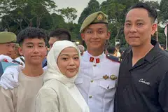 Leftenan Muda (2LT) Muhammad Naqeeb Mohamed Yasser (dua dari kanan) bersama (dari kiri), adiknya, Muhammad Irfan Mohamed Yasser dan ibunya, Cik Norlya Masyani Massaid dan bapanya Encik Mohamed Yasser Abd Raub.