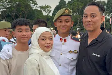 Leftenan Muda (2LT) Muhammad Naqeeb Mohamed Yasser (dua dari kanan) bersama (dari kiri), adiknya, Muhammad Irfan Mohamed Yasser dan ibunya, Cik Norlya Masyani Massaid dan bapanya Encik Mohamed Yasser Abd Raub.
