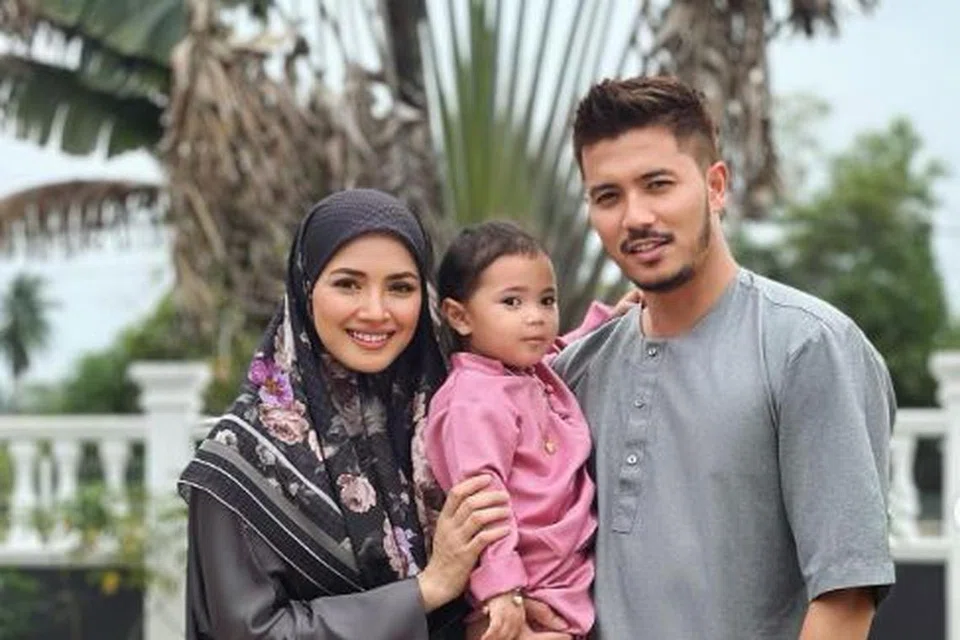 Nur Fazura Sharifuddin (kiri) tiada masalah jika anaknya, Nur Fatima Aisya, hasil perkongsian hidup dengan Fattah Amin, yang sudah berjinak-jinak dalam dunia iklan, ingin menceburi bidang lakonan suatu hari. 