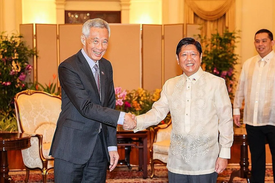 SAKSI PERJANJIAN DUA HALA DIMETERAI: Perdana Menteri, Encik Lee Hsien Loong (kiri), dan Presiden Marcos mengadakan pertemuan di Istana semalam. Mereka turut menyaksikan pemeteraian perjanjian dua hala dalam pelbagai bidang antara Singapura dan Filipina. 