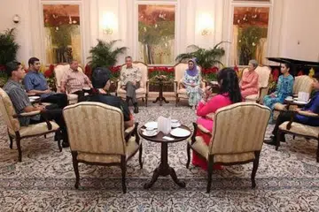 TERIMA KUNJUNGAN: Encik Lee (empat dari kiri) menerima kunjungan Sultan Johor Sultan Ibrahim Sultan Iskandar (tiga dari kiri) bersama keluarganya. - Foto FACEBOOK PM LEE