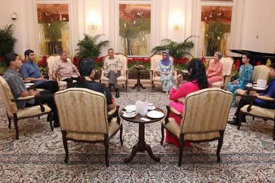 TERIMA KUNJUNGAN: Encik Lee (empat dari kiri) menerima kunjungan Sultan Johor Sultan Ibrahim Sultan Iskandar (tiga dari kiri) bersama keluarganya. - Foto FACEBOOK PM LEE